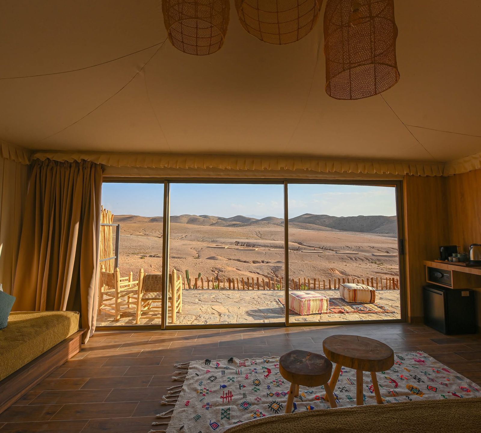 Private Terrasse mit Berberteppich, Kelim-Bodenkissen und einem Beistelltisch aus Massivholz